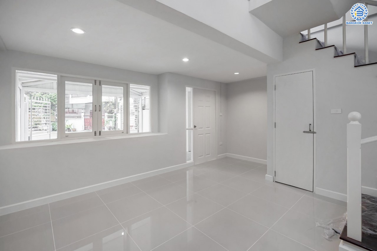 บ้านมือสองตกแต่งใหม่ โครงการ บ้านแก้ววิลล่า จรัญสนิทวงศ์ หลังมุม ทาวน์เฮ้าส์ 3 ชั้น เนื้อที่ 22.9 ตร.ว. ฟังก์ชัน 3 ห้องนอน 4 ห้องน้ำ จอดรถได้ 2 คัน บนทำเลศักยภาพ เชื่อมต่อหลายเส้นทาง ใกล้รถไฟฟ้าสายสีน้ำเงิน "สถานีไฟฉาย"